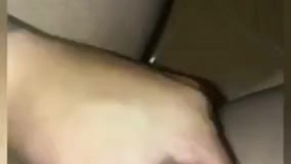 Chico masturbándose termina con gran corrida 