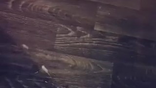 J'éjacule en secret chez une amie