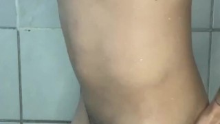 Dotado tatuado batendo no chuveiro 