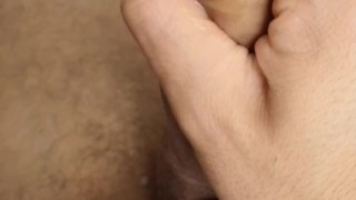 Ansimo forte mentre faccio una grossa colata di sborra 