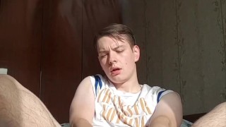 Twink cumming on his toes