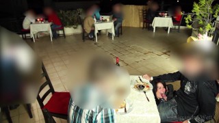 Public extrem! Geiler 3-er im Restaurant! Alexandra wett