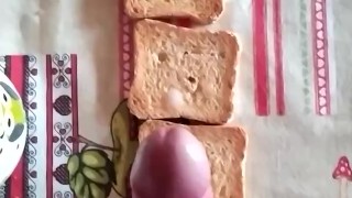 Porno colazione - contadino in stivali sborra su toast