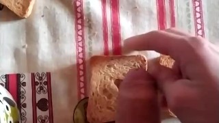 Porno colazione - contadino in stivali sborra su toast
