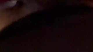 Masturbation dans la culotte rouge de ma pote