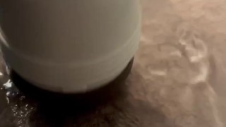 Baise dans la salle de bain