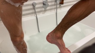 𝐇𝐎𝐓 𝐁𝐀𝐓𝐇?! 🛁💦