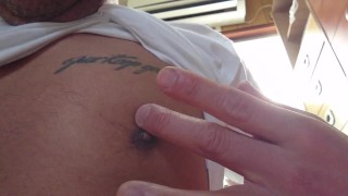【個人撮影・乳首勃起】乳首をコリコリコリコリいじってみました!(^^)!