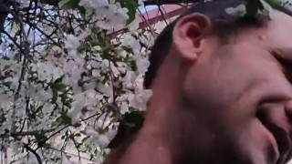 Пелюстки квітів вишні ніжно пестять моє обличчя. Непередаваний аромат