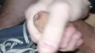 Je me branle et jouis dans ma converse