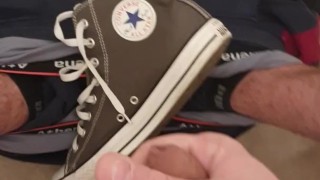 J'ejacule sur ma converse - viens lecher