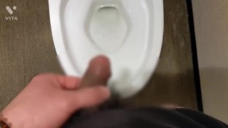【個人撮影・おしっこ】変態素人　デカチン　おしっこ動画　日本人!(^^)!