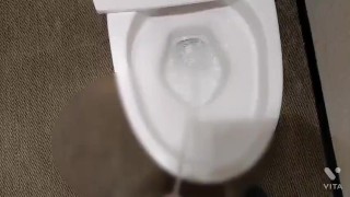 【個人撮影・おしっこ】変態素人　デカチン　おしっこ動画　日本人!(^^)!