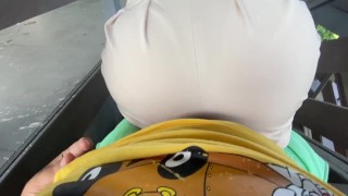 De excursión en el bosque se pone caliente en media caminata, buscamos un lugar solitario casi nos