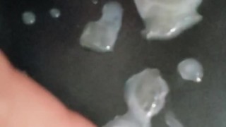 【溜めすぎ注意】尿道が詰まるほどの特濃精液を射精する変態君。