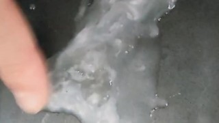 【溜めすぎ注意】尿道が詰まるほどの特濃精液を射精する変態君。