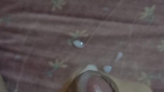 Twink 18 años haciéndose una paja