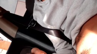 me arrecho en el carro y me masturbo mientras otros pasan 