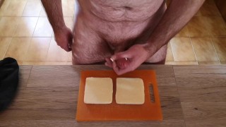 Cicci77 prepara dei tramezzini con lo sperma per i suoi amici!!