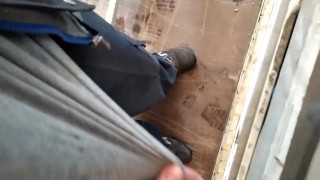 Amatoriale ita pubblico - piscio su un camion fermo mentre l'autista scarica