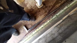 Amatoriale ita pubblico - piscio su un camion fermo mentre l'autista scarica