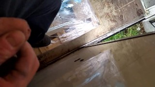 Amatoriale ita pubblico - piscio su un camion fermo mentre l'autista scarica