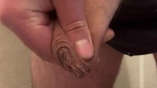 Pisse du matin . Avec bite mi molle