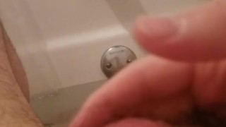 Fun in the tub with cumshot