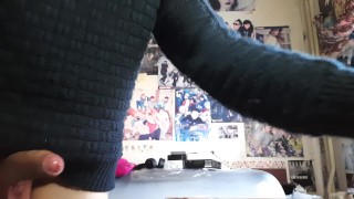 visiting a friend decided to masturbate quietly 