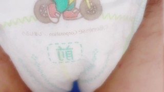 男の娘、パンパースのビッグサイズにおしっこ
