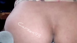 Metiéndome una botella de cerveza.