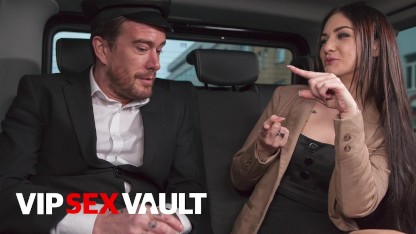 VIP SEX VAULT - 大屁股女孩 Lullu 枪让司机撑大了她的阴部