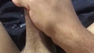 Pajeando mi pene pequeño de 13 cm