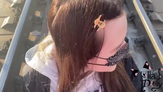 Девушка глотает сперму на рельсах