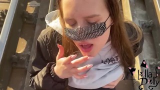 Девушка глотает сперму на рельсах