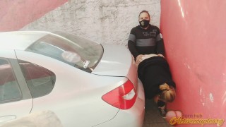 cogiendo en garaje mientras nos miran desde las personas que pasan
