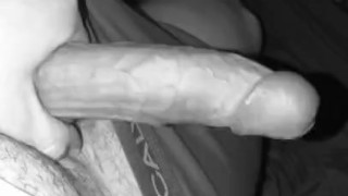 Chico muestra su dura polla con anillo a la camara