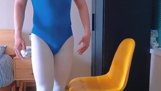 バレエスーツを着た男が自慰行為と射精