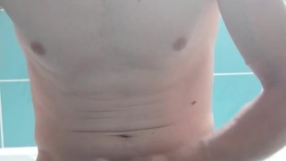 je me branle de ouf dans la salle de bain après le taff