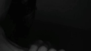 Aficionado se masturba mientras gime de placer hasta correrse - gemidos