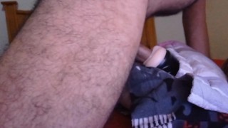 Otaku solitario se masturba con una vaina falsa