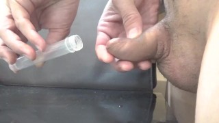 オナ禁後に粗末な短小包茎を弄りつつ、容器の中に大量射精する変態君。