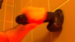Je me branle en suçant comme un dingue un gros gode noir pour la première fois