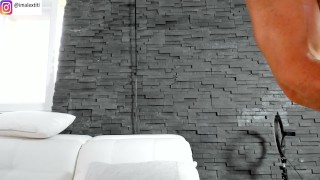 CAMSHOW OILED AND SWEATTY FLEXING JERKING AND SHOOT BIG LOAD ALL OVER