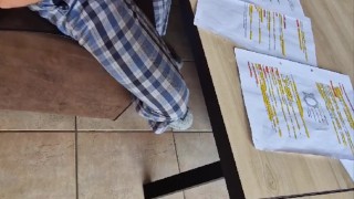 Impossible de résister à une branlette en etudiant