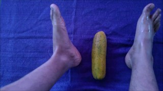 Masturbando un pepino con los pies 