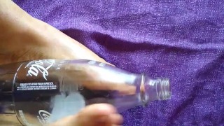 Masturbando una Coca-Cola con los pies 
