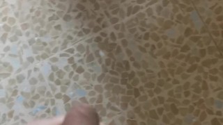 ragazzo sexy con un bel fisico e mutande a rete si masturba davanti allo specchio e geme