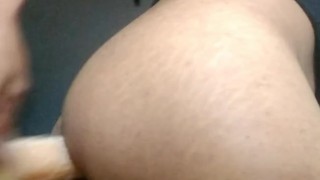 Joven se mete un dildo de 20 cm
