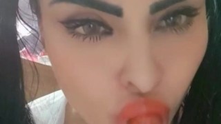 UNA LATINA MUY CALIENTE JUGANDO CON SUS DULCES